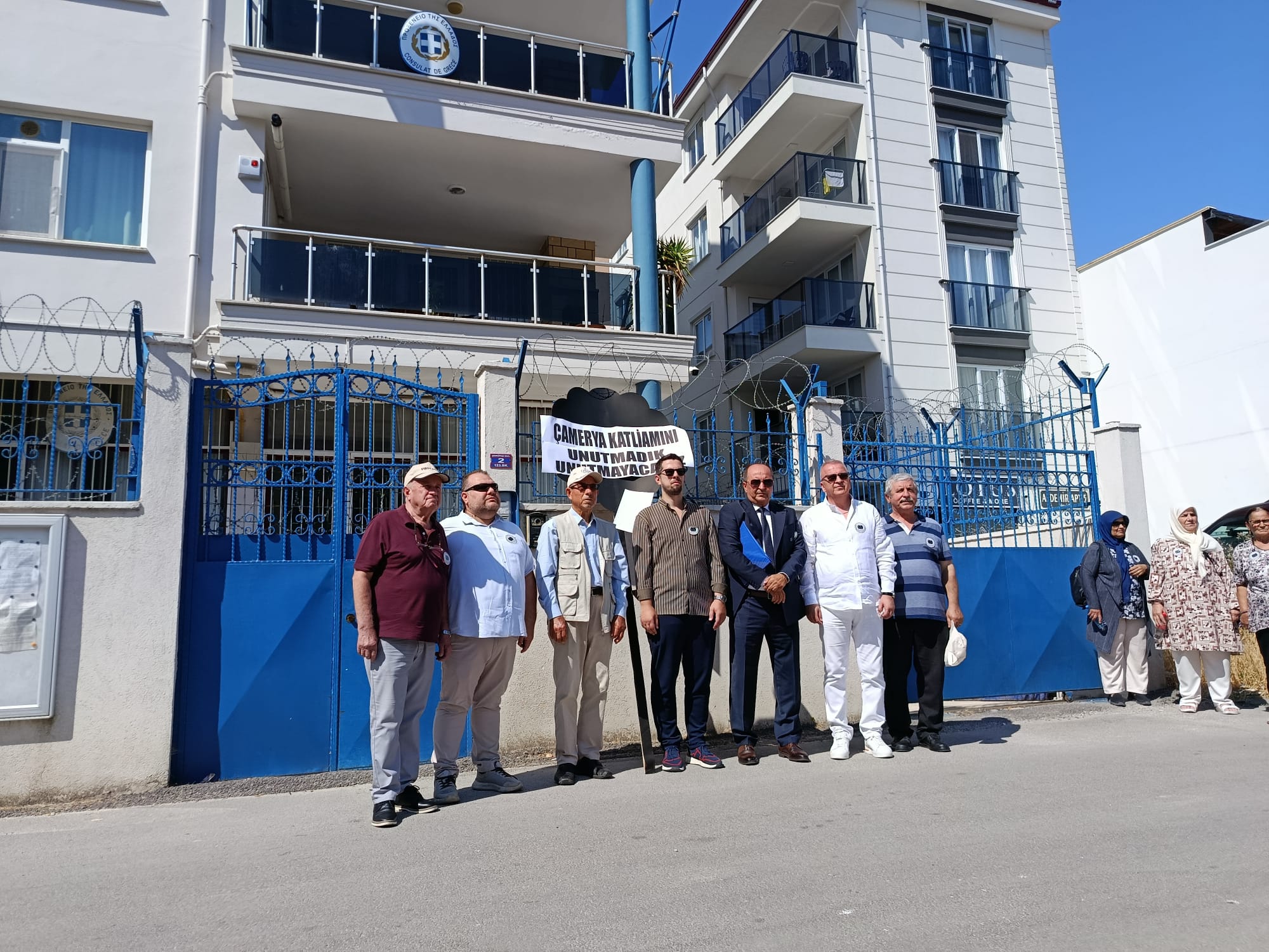 Yunanistan'ın kuzeybatısında binlerce Müslüman Arnavut'un öldürüldüğü Çamerya Katliamı'nın 82'nci yıl dönümünde Edirne'de bir araya gelen sivil toplum kuruluşları, Yunanistan Konsolosluğu önüne siyah çelenk bırakarak tepki gösterdi.
